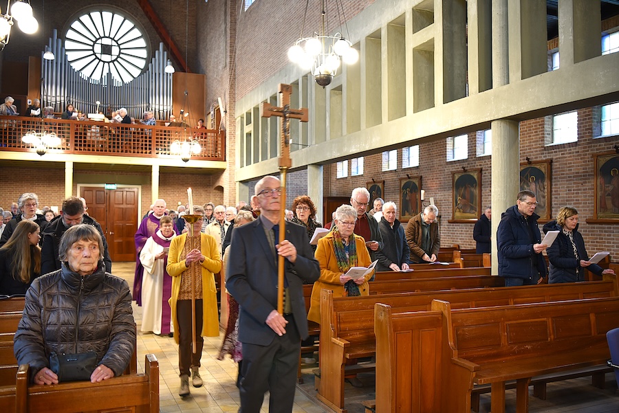 Foto's van de kerksluiting in Ens